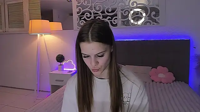 LuisaClover online show from 06-27-26, 12:16