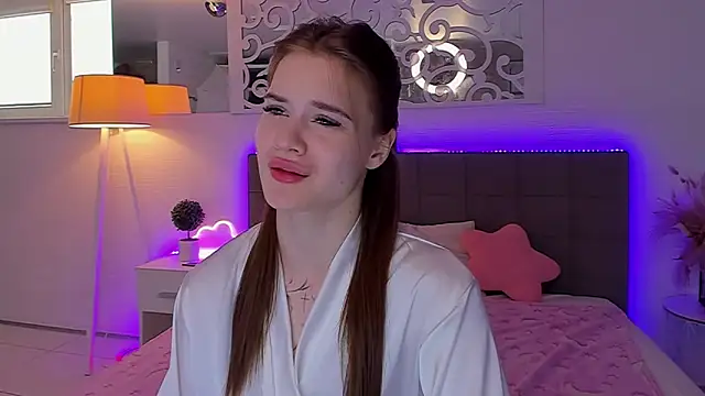 Snapshot of LuisaClover chatting on 04-28-26, 12:31 LuisaClover online show from 04-28-26, 12:31