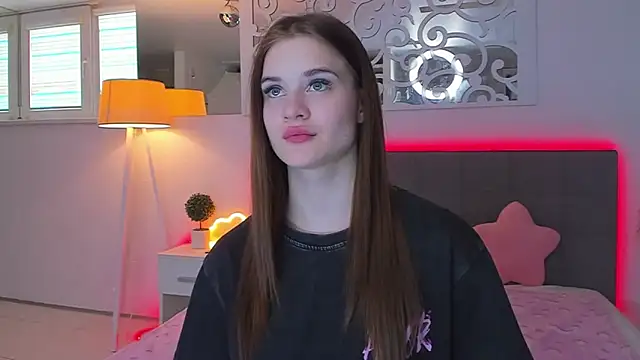 LuisaClover online show from 04-10-26, 12:23