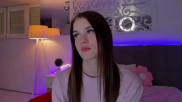 LuisaClover online show from 04-11-26, 07:50