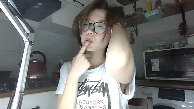 Snapshot of LilysTaylor chatting on 10-23-25, 05:55 LilysTaylor online show from 10-23-25, 05:55