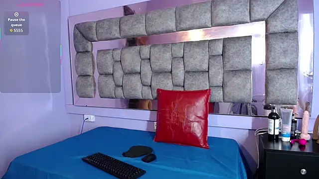 Gigi Scott  online show from 10-25-25, 03:17