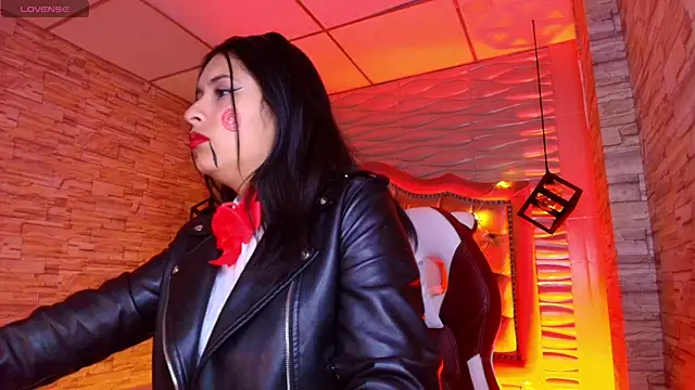 Roxanne Han online show from 10-31-25, 06:26