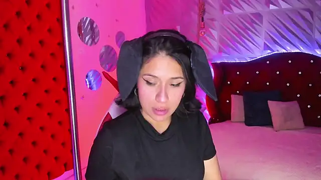Snapshot of Roxanne_Han chatting on 07-17-26, 12:35 Roxanne Han online show from 07-17-26, 12:35