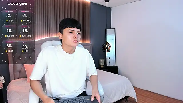 Snapshot of Maxii18_ chatting on 11-14-25, 07:06 Maxii18 online show from 11-14-25, 07:06