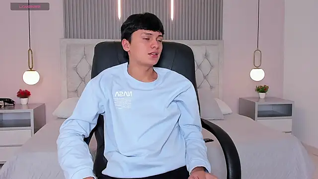 Snapshot of Maxii18_ chatting on 12-17-25, 06:35 Maxii18 online show from 12-17-25, 06:35