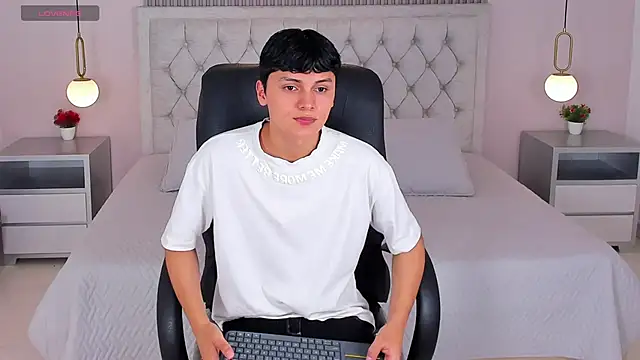 Snapshot of Maxii18_ chatting on 12-15-25, 06:47 Maxii18 online show from 12-15-25, 06:47