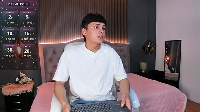 Snapshot of Maxii18_ chatting on 11-13-25, 07:07 Maxii18 online show from 11-13-25, 07:07