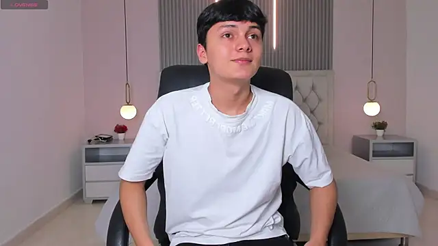 Snapshot of Maxii18_ chatting on 12-19-25, 06:21 Maxii18 online show from 12-19-25, 06:21