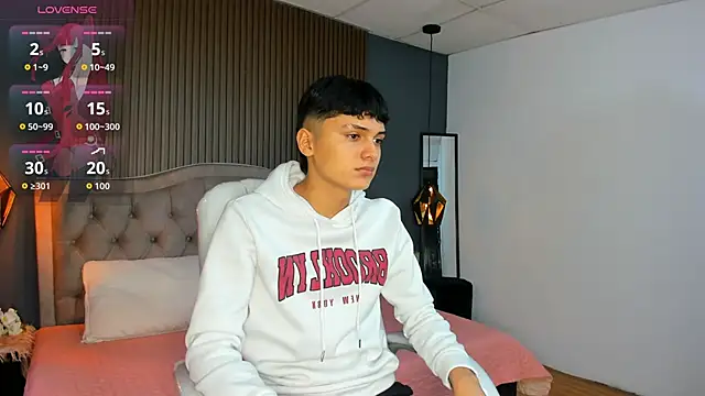 Snapshot of Maxii18_ chatting on 10-27-25, 01:45 Maxii18 online show from 10-27-25, 01:45