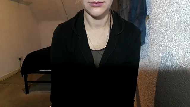 Snapshot of Aromaloveqq chatting on 11-06-25, 02:32 Aromaloveqq online show from 11-06-25, 02:32