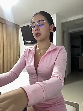 IslaCole online show from 05-28-26, 01:46