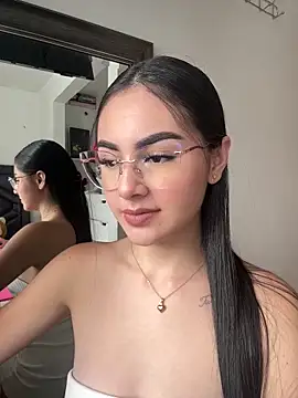 IslaCole online show from 04-05-26, 06:36