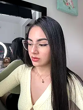 IslaCole online show from 11-06-25, 08:46