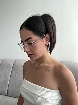 IslaCole online show from 05-07-26, 08:34