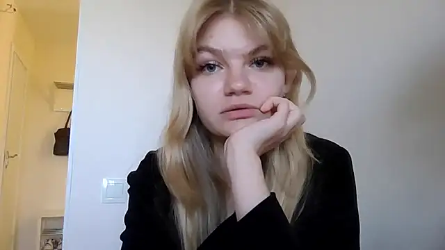 Snapshot of AuroraXRoses chatting on 10-23-25, 12:04 AuroraXRoses online show from 10-23-25, 12:04