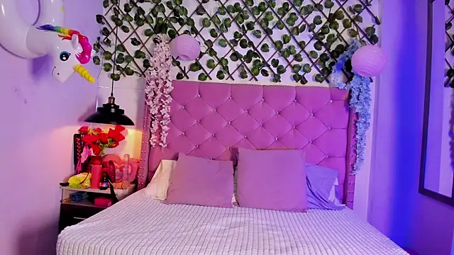 Snapshot of Violet-Storm- chatting on 10-24-25, 08:41 Violet-Storm- online show from 10-24-25, 08:41