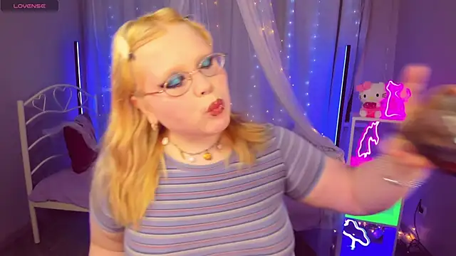 LottieReed online show from 06-12-26, 05:54