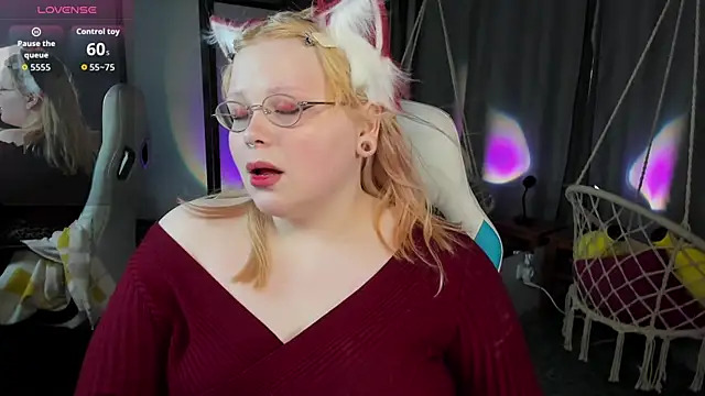 LottieReed online show from 06-17-26, 01:43