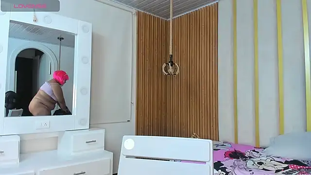 Hanna curvy  online show from 10-25-25, 11:09