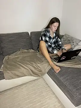 EllaMoonlight online show from 12-01-25, 09:15