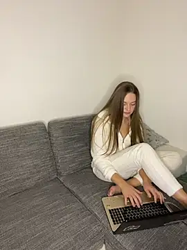 EllaMoonlight online show from 11-21-25, 10:53