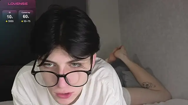 Oliver star boy  online show from 12-21-25, 10:21