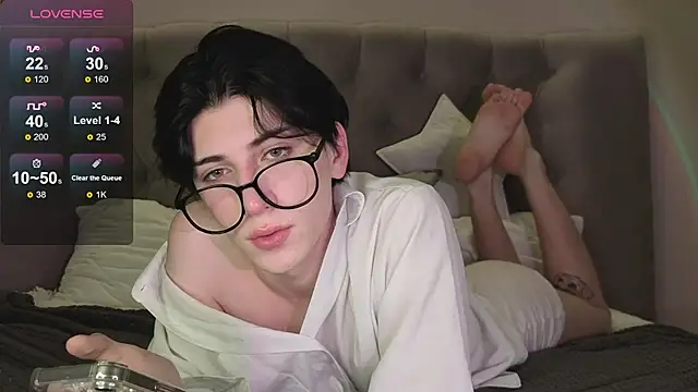 Snapshot of Oliver_star_boy_ chatting on 02-20-26, 05:26 Oliver star boy online show from 02-20-26, 05:26