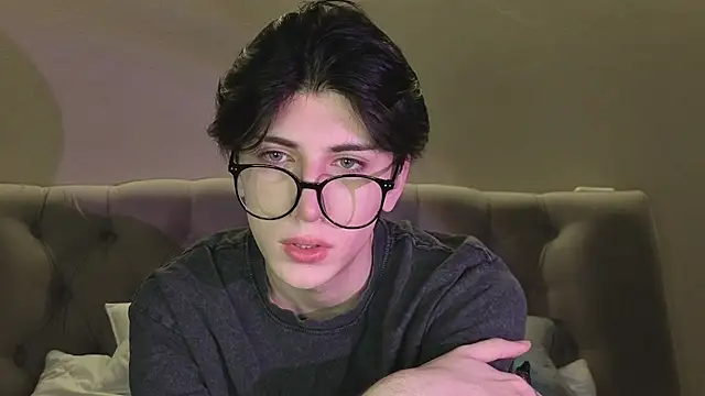 Snapshot of Oliver_star_boy_ chatting on 02-12-26, 07:24 Oliver star boy online show from 02-12-26, 07:24