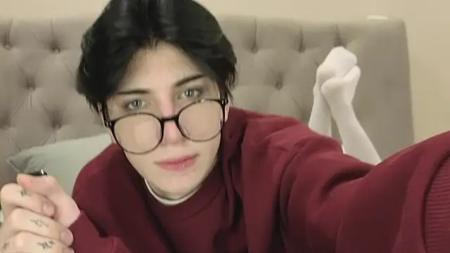 Snapshot of Oliver_star_boy_ chatting on 02-14-26, 03:45 Oliver star boy online show from 02-14-26, 03:45