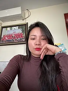 Snapshot of Bee_Yellow00 chatting on 03-12-26, 03:01 Bee Yellow00 online show from 03-12-26, 03:01