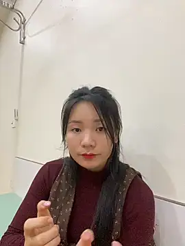 Snapshot of Bee_Yellow00 chatting on 02-05-26, 05:03 Bee Yellow00 online show from 02-05-26, 05:03