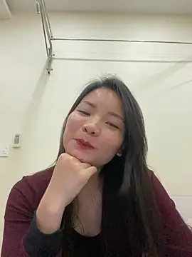 Bee Yellow00 online show from 12-17-25, 04:28