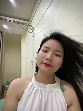 Snapshot of Bee_Yellow00 chatting on 03-02-26, 05:19 Bee Yellow00 online show from 03-02-26, 05:19