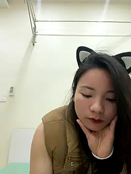 Bee Yellow00 online show from 11-28-25, 04:56