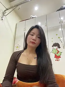 Bee Yellow00 online show from 01-14-26, 06:06