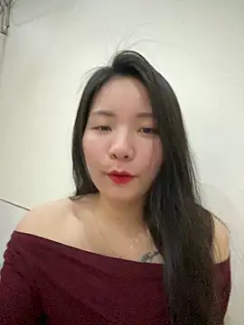 Snapshot of Bee_Yellow00 chatting on 03-03-26, 04:41 Bee Yellow00 online show from 03-03-26, 04:41