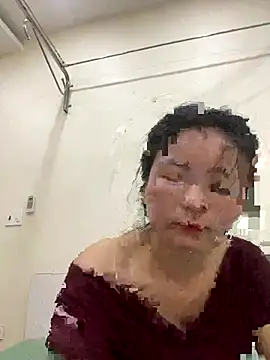 Bee Yellow00 online show from 10-30-25, 05:28