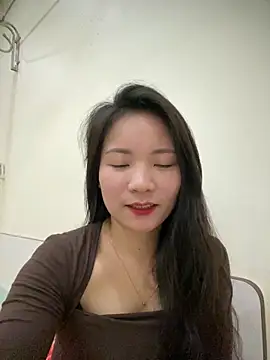 Snapshot of Bee_Yellow00 chatting on 03-16-26, 04:42 Bee Yellow00 online show from 03-16-26, 04:42