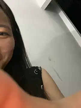 Bee Yellow00 online show from 10-29-25, 05:23