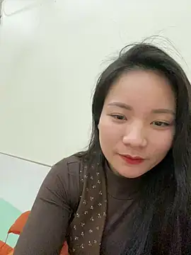 Snapshot of Bee_Yellow00 chatting on 02-13-26, 04:45 Bee Yellow00 online show from 02-13-26, 04:45