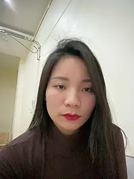 Snapshot of Bee_Yellow00 chatting on 03-05-26, 04:42 Bee Yellow00 online show from 03-05-26, 04:42