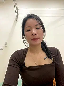 Bee Yellow00 online show from 12-01-25, 04:24