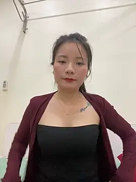 Bee Yellow00 online show from 10-27-25, 04:35