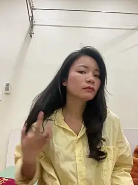 Bee Yellow00 online show from 12-19-25, 05:32