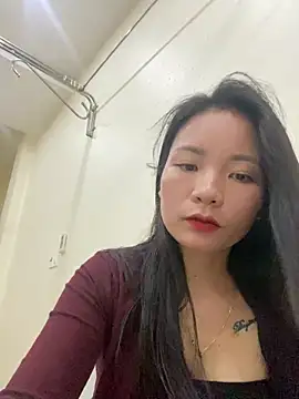 Bee Yellow00 online show from 10-31-25, 04:31