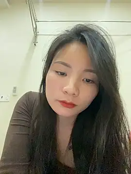 Bee Yellow00 online show from 12-15-25, 04:40