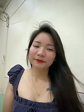 Snapshot of Bee_Yellow00 chatting on 03-02-26, 04:35 Bee Yellow00 online show from 03-02-26, 04:35