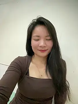 Snapshot of Bee_Yellow00 chatting on 03-16-26, 05:44 Bee Yellow00 online show from 03-16-26, 05:44