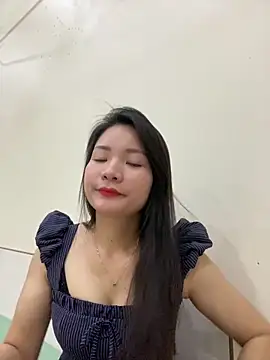 Snapshot of Bee_Yellow00 chatting on 02-07-26, 04:42 Bee Yellow00 online show from 02-07-26, 04:42